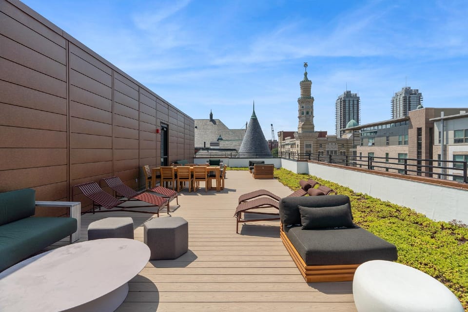 CozySuites Mass with lounge and roof deck #1 Apartment hotel in Indianapolis