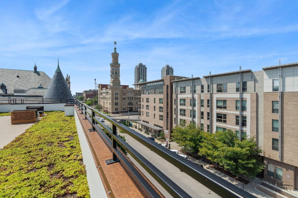 CozySuites Mass with lounge and roof deck #1 Apartment hotel in Indianapolis