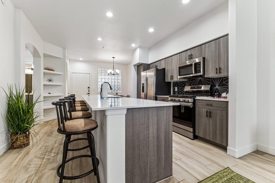 CozySuites Glendale by the stadium with pool! 20 Apartment hotel in Glendale