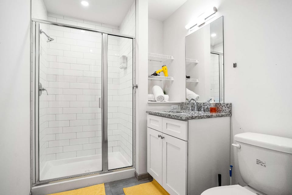 CozySuites Stunning 1BR in Downtown Pitts #13 Apartment hotel in Pittsburgh