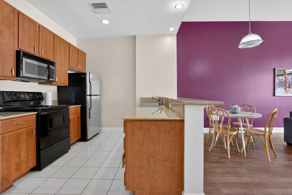 Roami at Duncan Plaza | 1BR Sleep 4 Apartment hotel in French Quarter