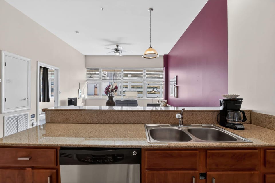 Roami at Duncan Plaza | 3BR Combo Apartment hotel in French Quarter