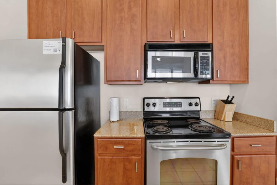Roami at Duncan Plaza | 2BR Deluxe Combo Apartment hotel in French Quarter