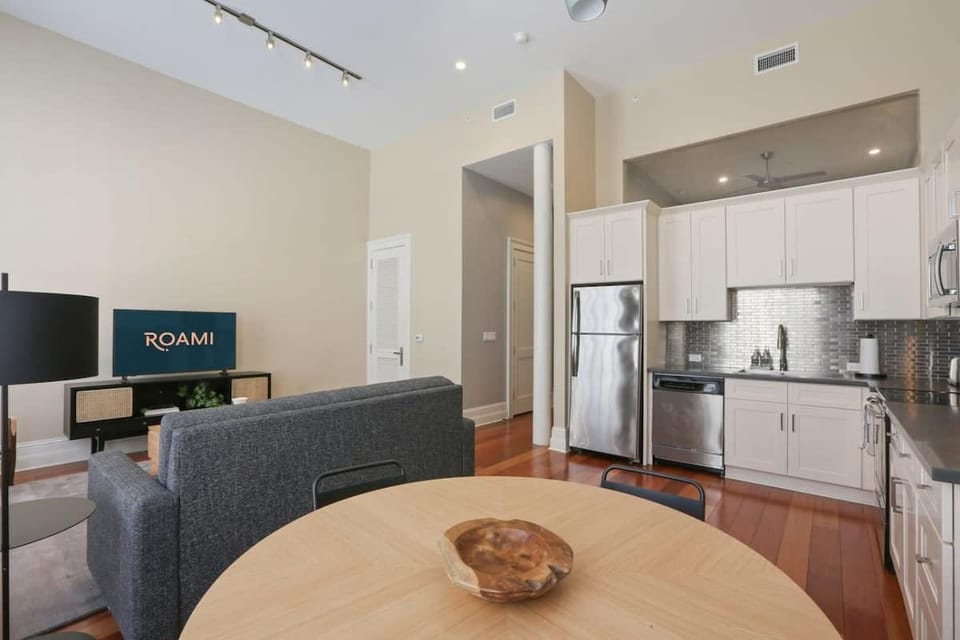 Roami at Factors Row | Near Superdome | 1BR Apartment hotel in Warehouse District