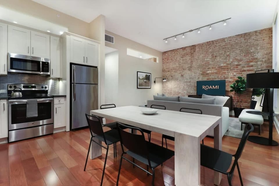 Roami at Factors Row | Courtyard | 3BR Combo Apartment hotel in Warehouse District