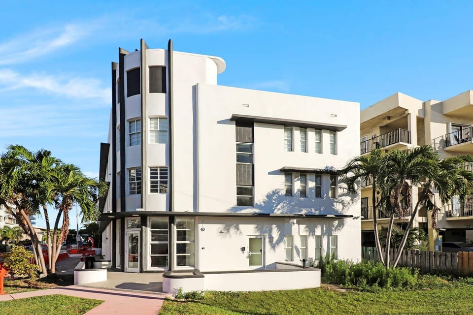 Roami at The Carmela |1 Block to Beach Apartment hotel in Miami Beach