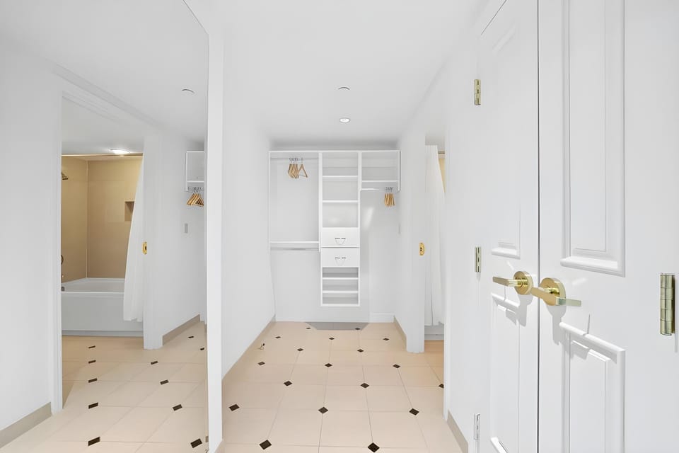 Sleep 6 | Bold 1BR 2BA Condo | CozySuites Apartment hotel in Atlantic City
