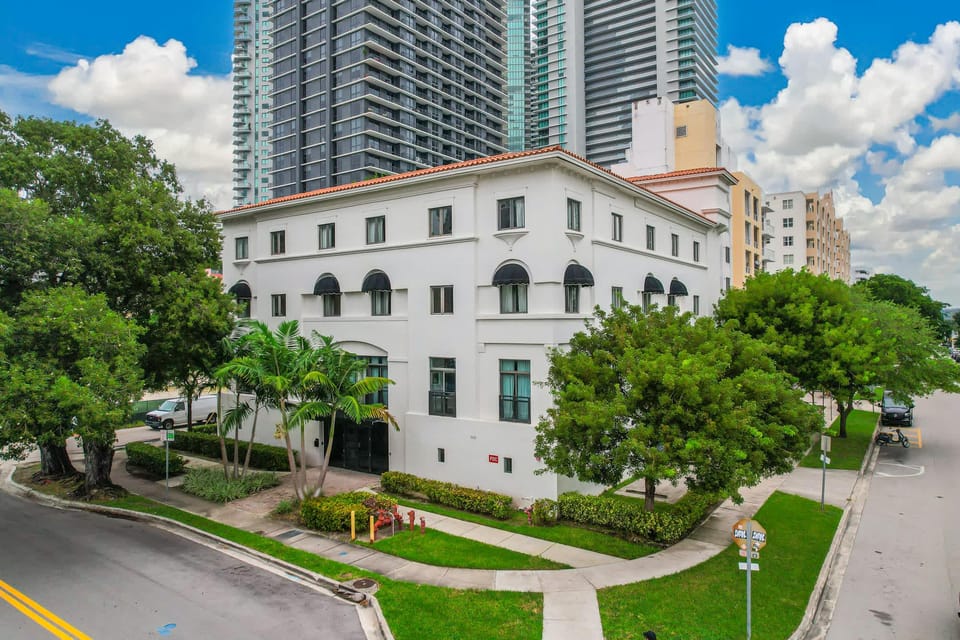 Roami at The Palace | 2 Bedroom | King Apartment hotel in Miami