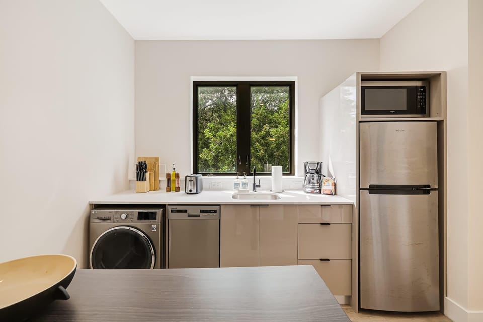 Roami at The Palace | 4 Bed Combo | 2 Units Apartment hotel in Miami