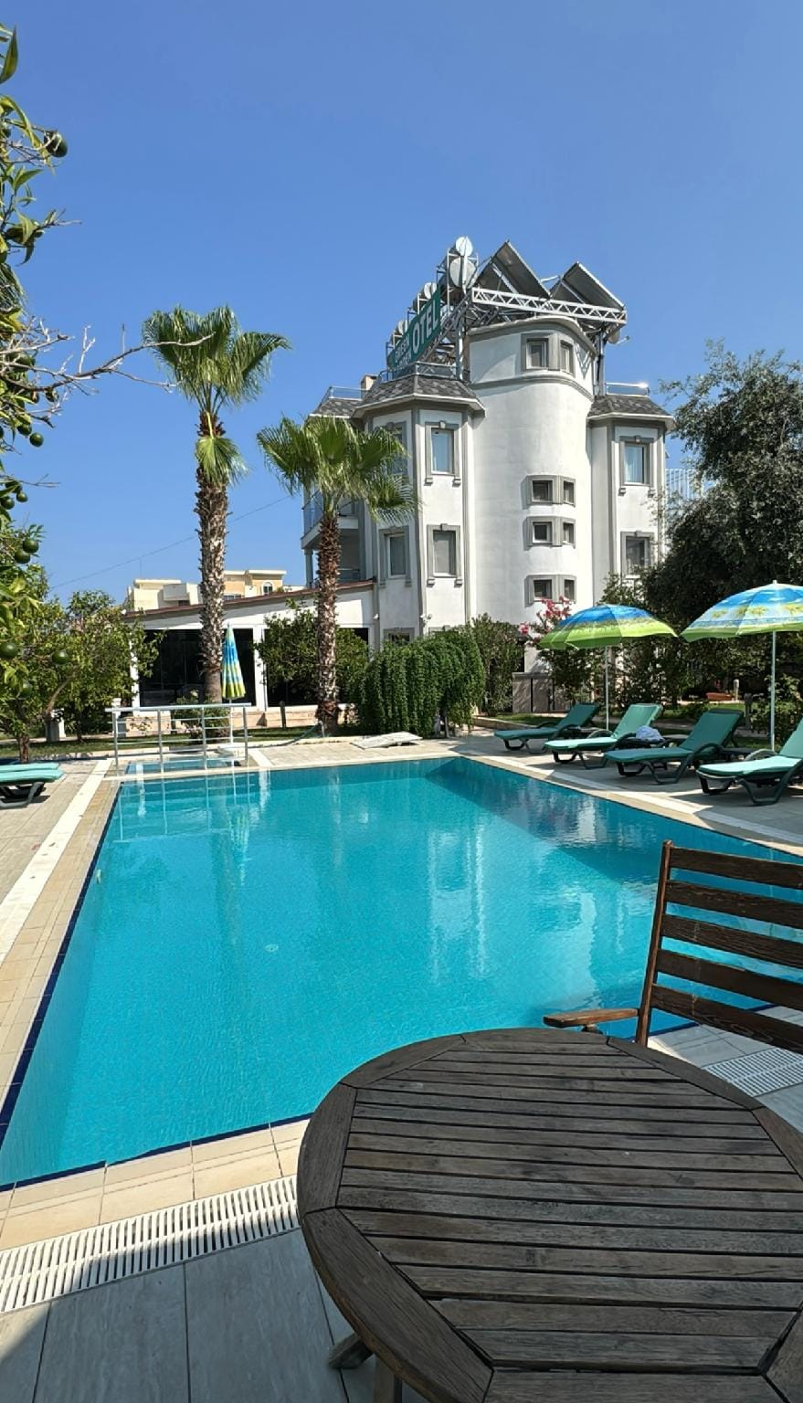 Poolside bar