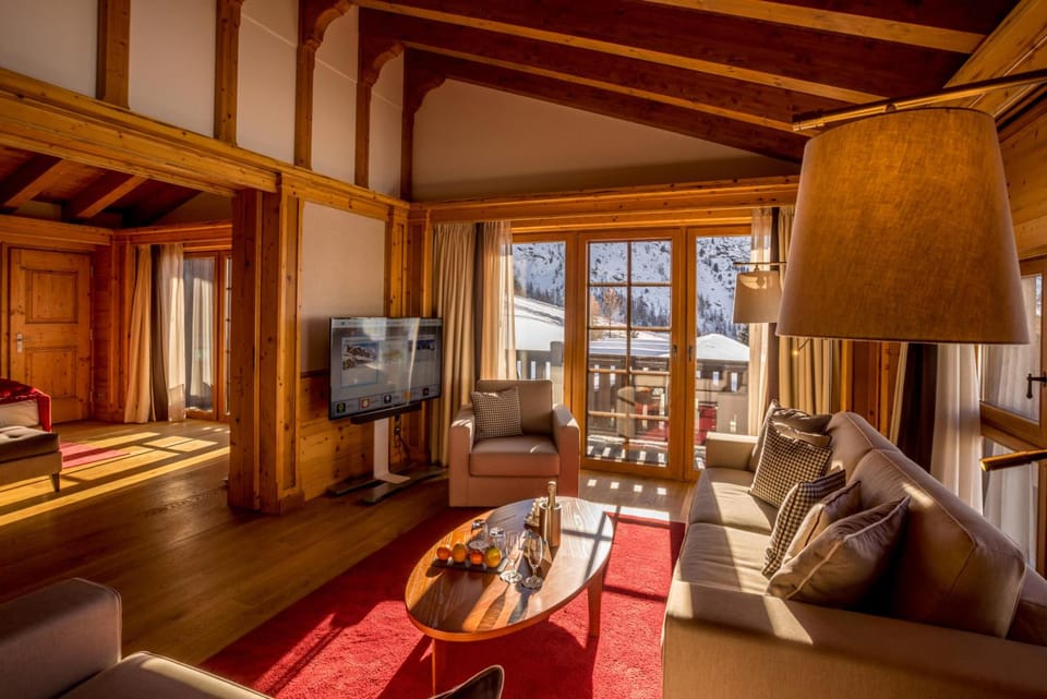 Shared lounge/TV area