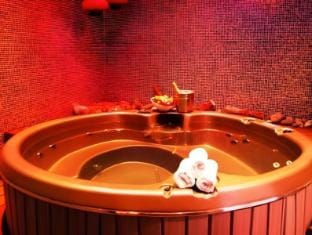 Hot tub
