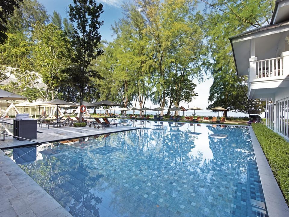 Swimming pool [outdoor]