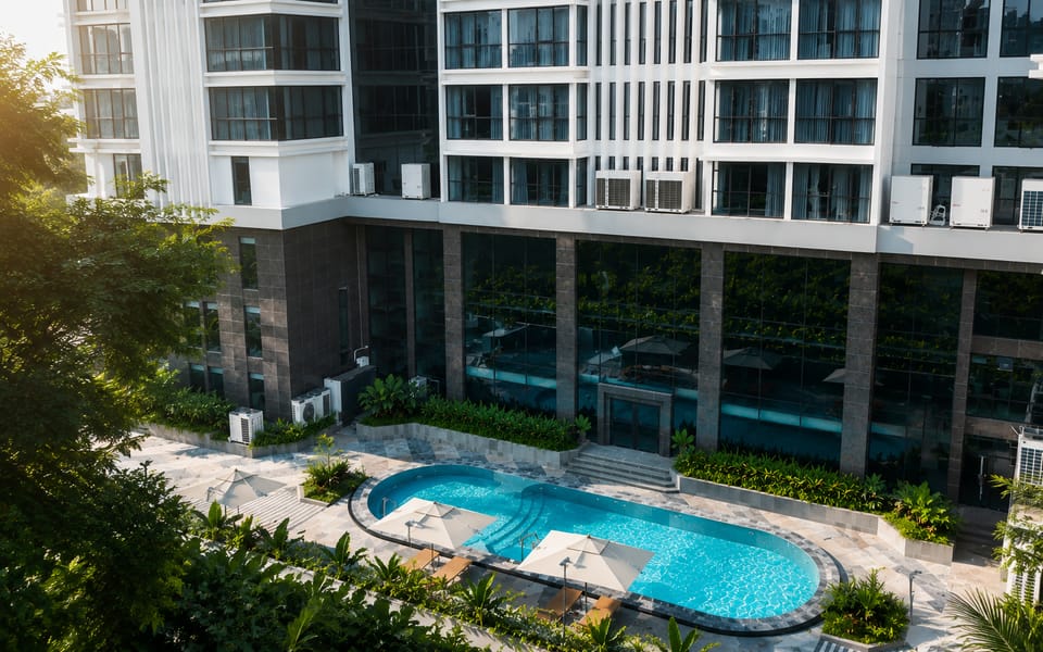 Swimming pool [outdoor]