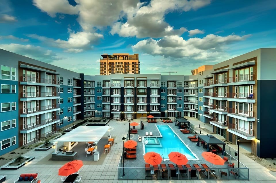CozySuites PHX RORO Gym, Pets, Parking! 2BR Apartment hotel in Phoenix