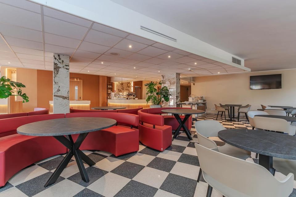 Shared lounge/TV area