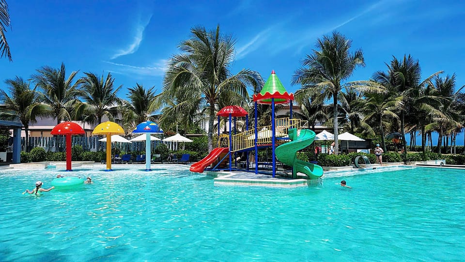 Swimming pool [outdoor]