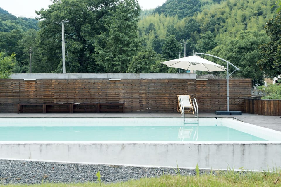Swimming pool [outdoor]