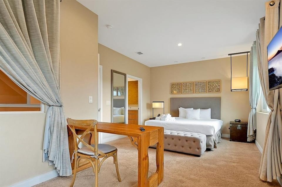 Spacious Luxury 4BR Suite Near Disney Hotel in Bay Lake