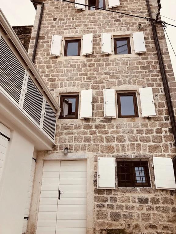 Giraffe Hotel in Kotor Municipality