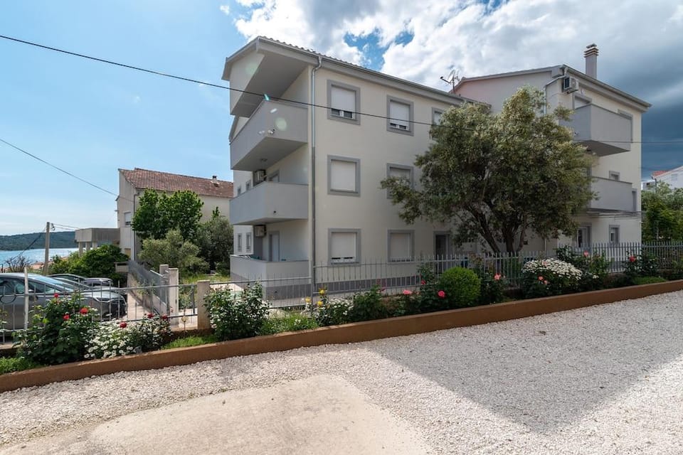 VILLA KUZMANIC Hotel in Okrug Gornji
