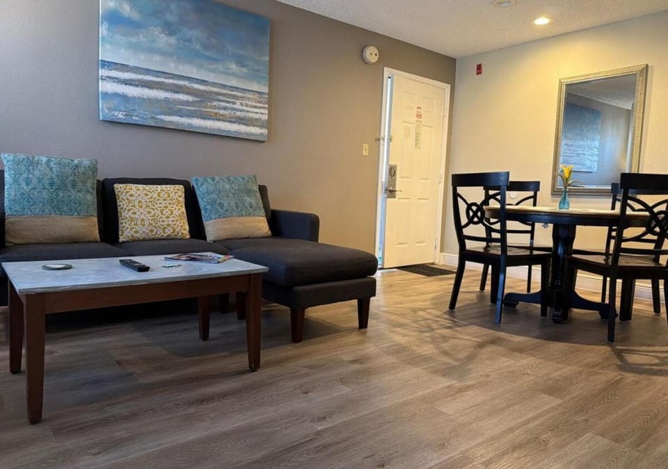 Lyrios Vacation Rentals - The Palms Apartment hotel in Bay Lake