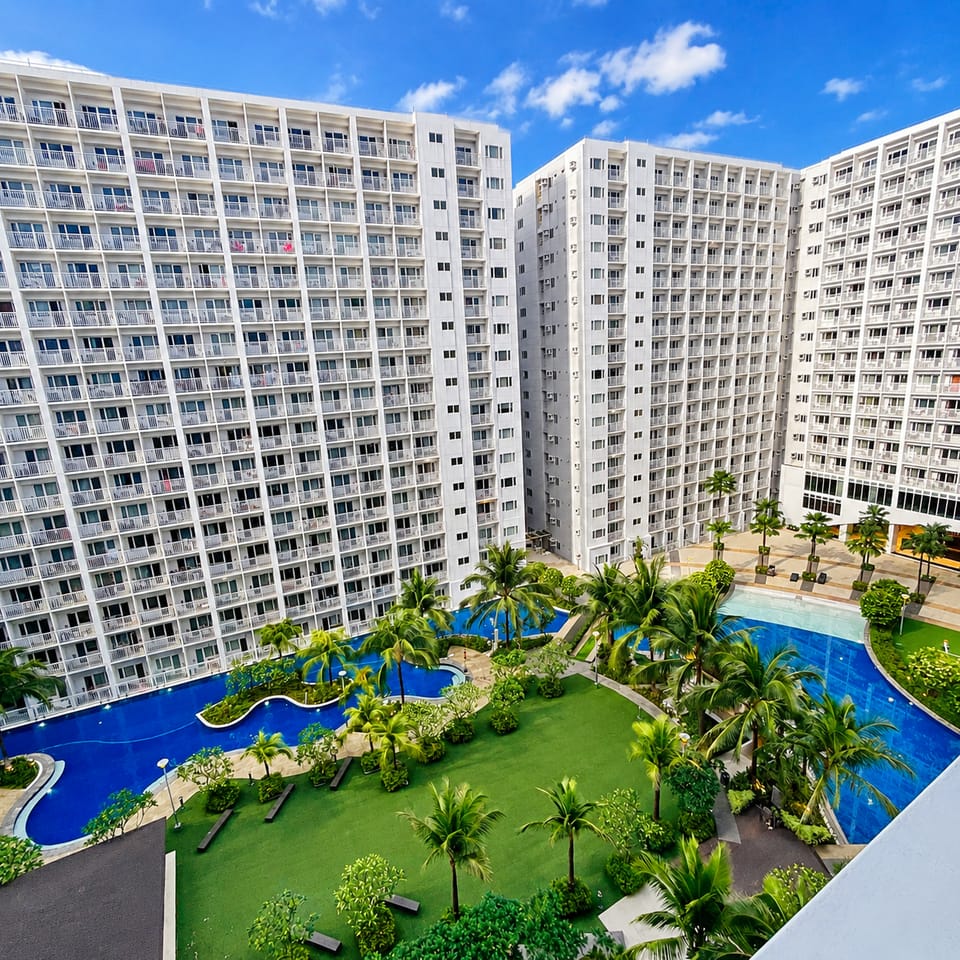 NEAR MOA & NAIA | 1BR POOL VIEW Hotel in Pasay