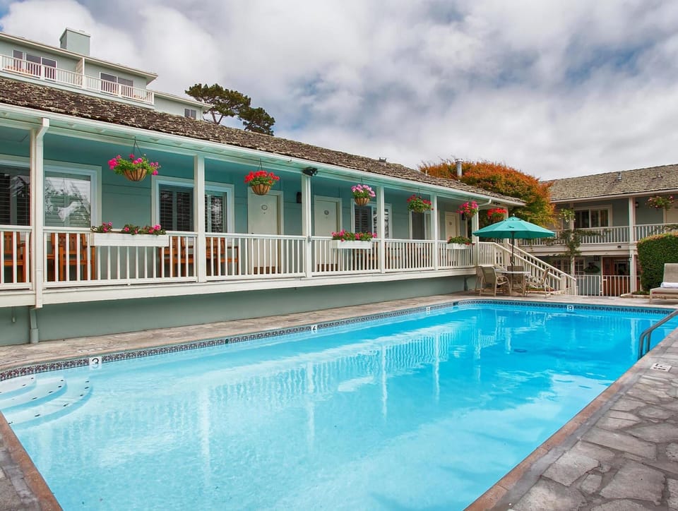Swimming pool [outdoor]