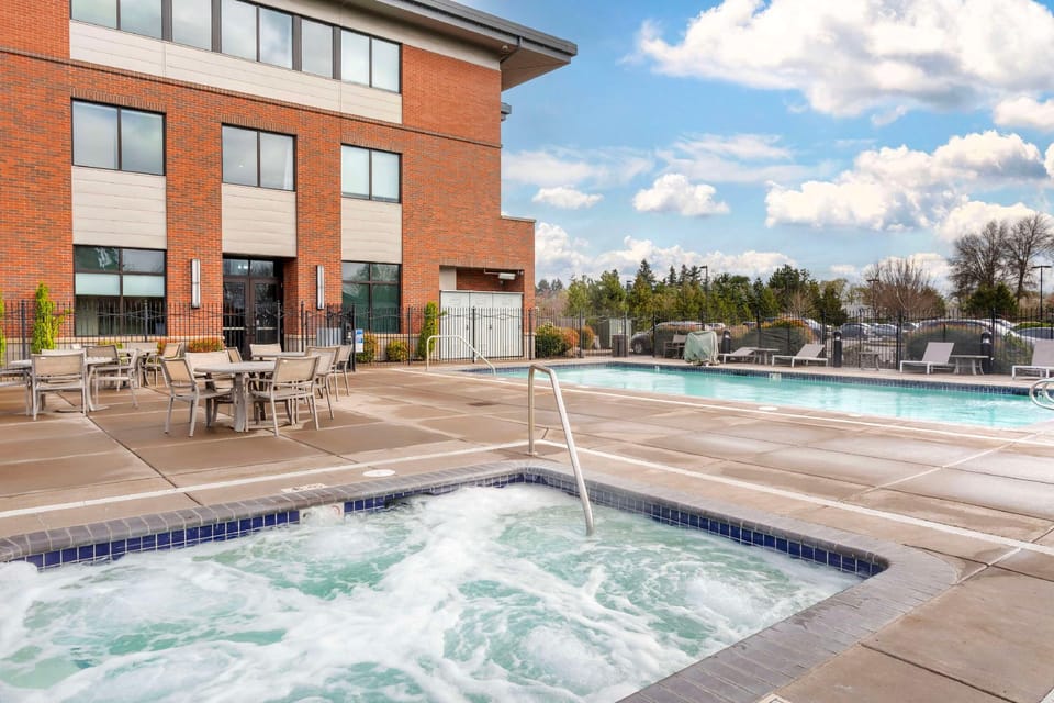 Best Western Premier Boulder Falls Inn Hotel in Willamette Valley