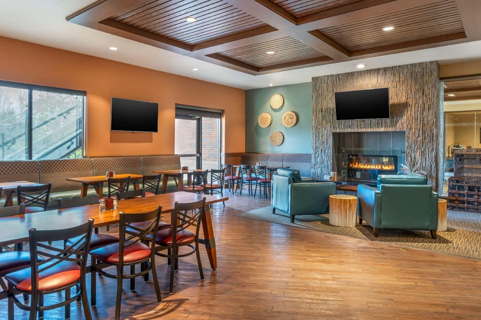 Best Western Premier Boulder Falls Inn Hotel in Willamette Valley