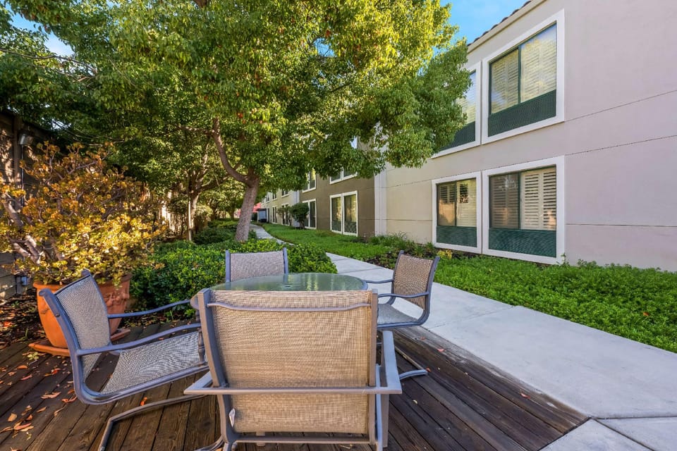 Best Western Lanai Garden Inn & Suites Hotel in Evergreen