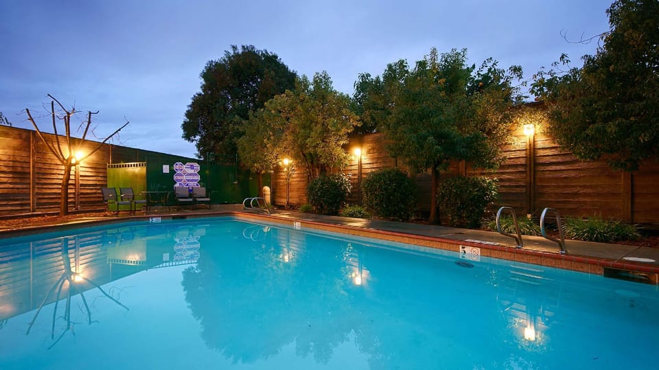 Best Western Lanai Garden Inn & Suites Hotel in Evergreen