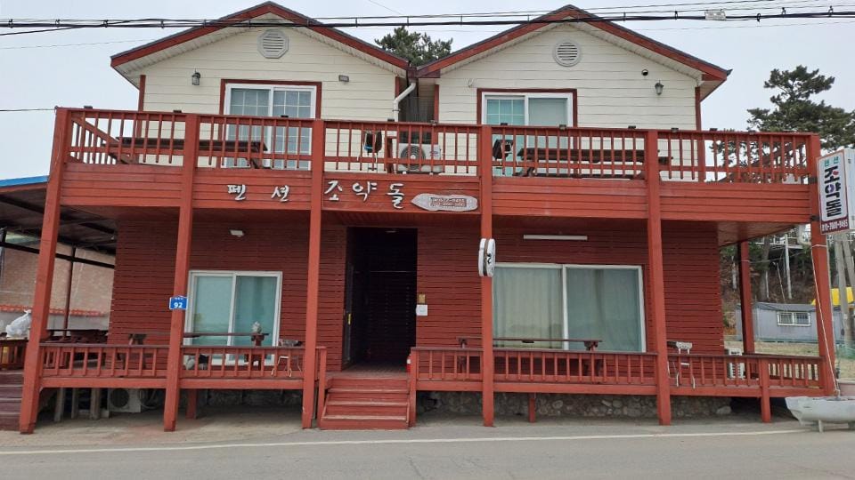 Taean Eoeundol Joyakdol Pension Hotel in South Korea