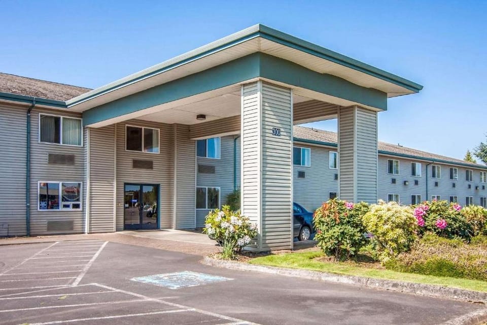 BridgeWay Inn and Suites Sublimity Hotel in Willamette Valley