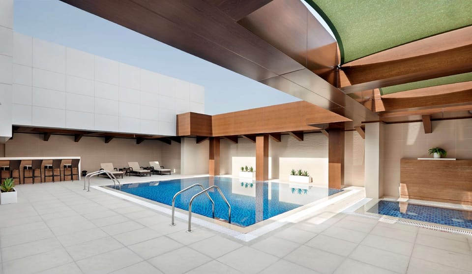 Swimming pool [outdoor]