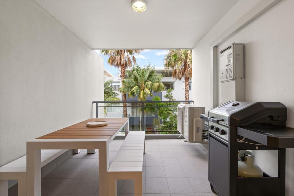 Beach & Lake Narrabeen Apartment with Outdoor BBQ Hotel in Sydney