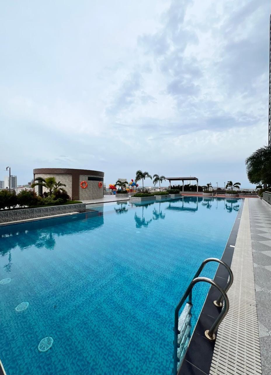 Swimming pool [outdoor]