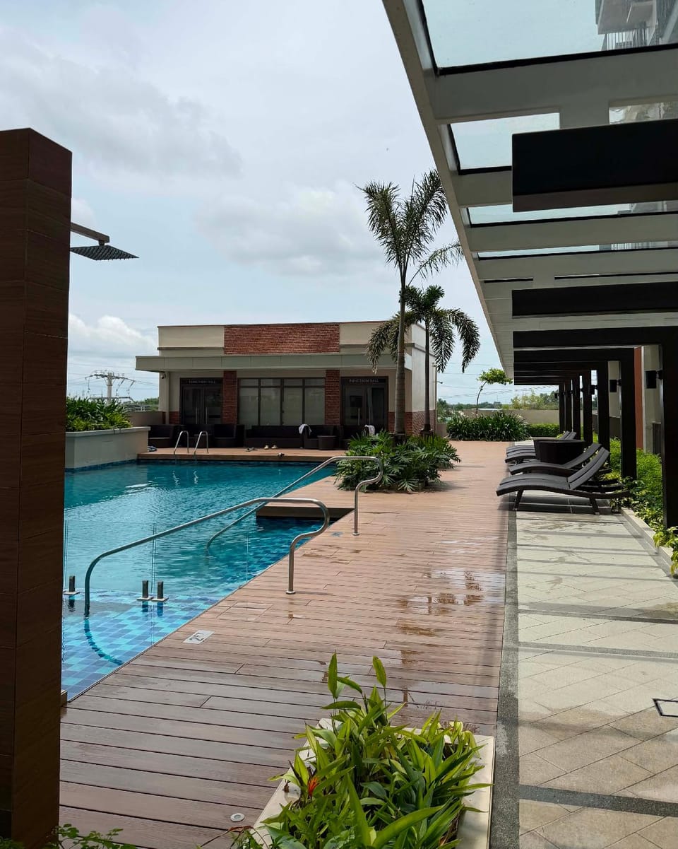 Swimming pool [outdoor]