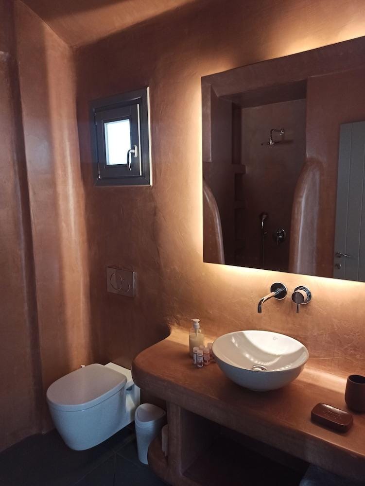 Amphitrite Suites Santorini Hotel in Mesaria