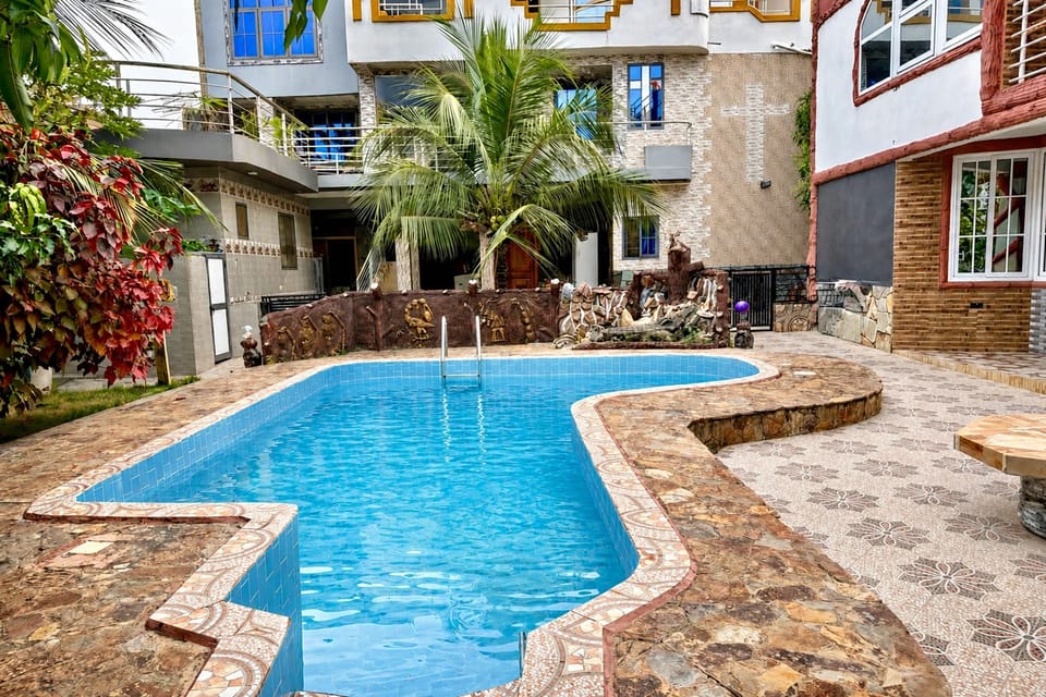 Swimming pool [outdoor]
