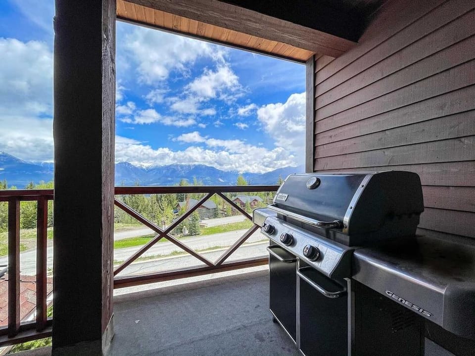 Whispering Pines Hotel in Columbia-Shuswap A
