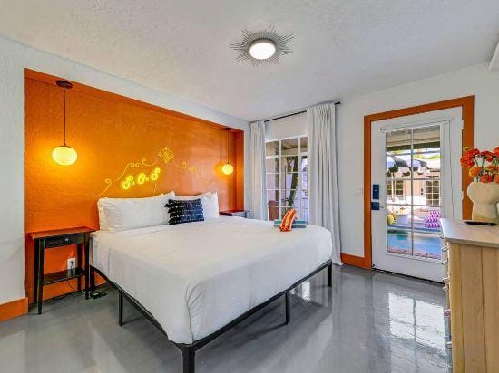 Spirit of Sofia 11bd Hotel in Palm Springs