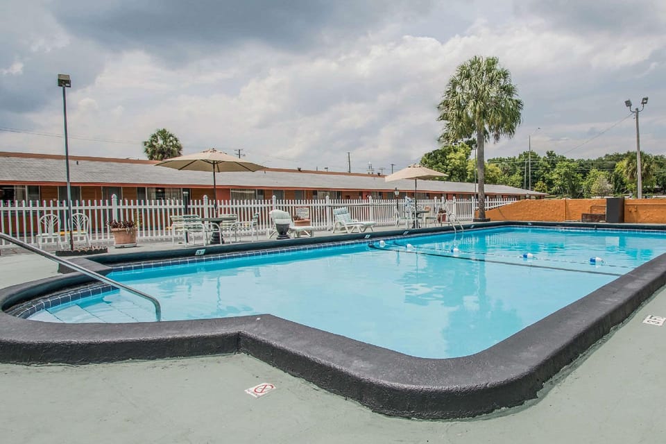 Rodeway Inn & Suites Winter Haven Chain of Lakes Hotel in Winter Haven