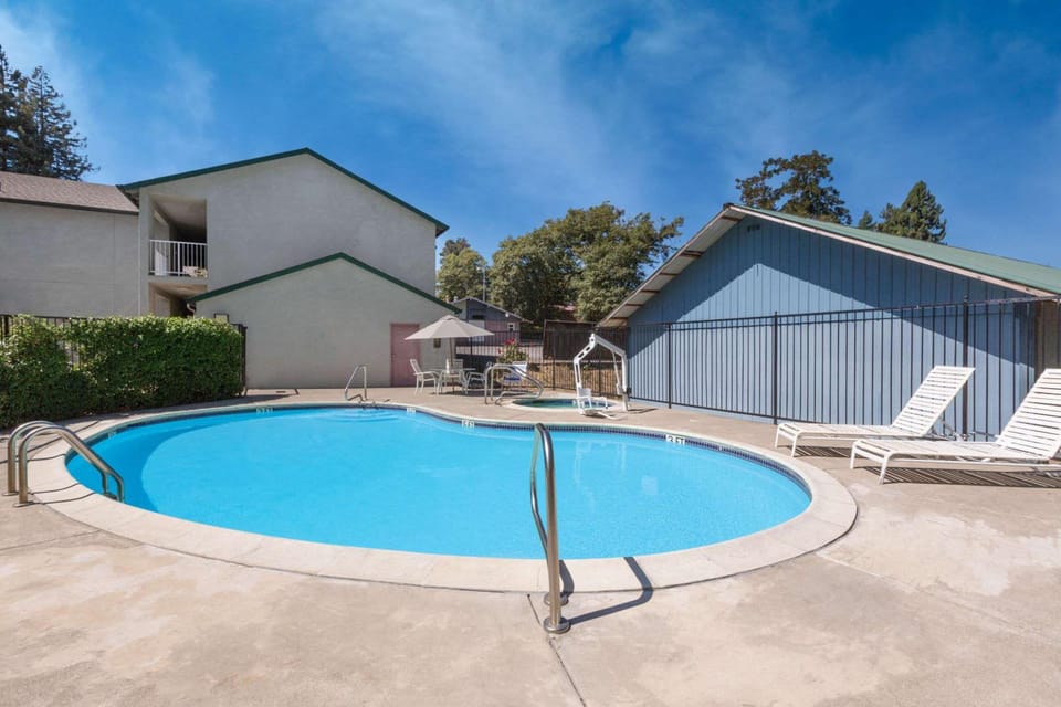 Creekside Inn & Suites Hotel in Willits