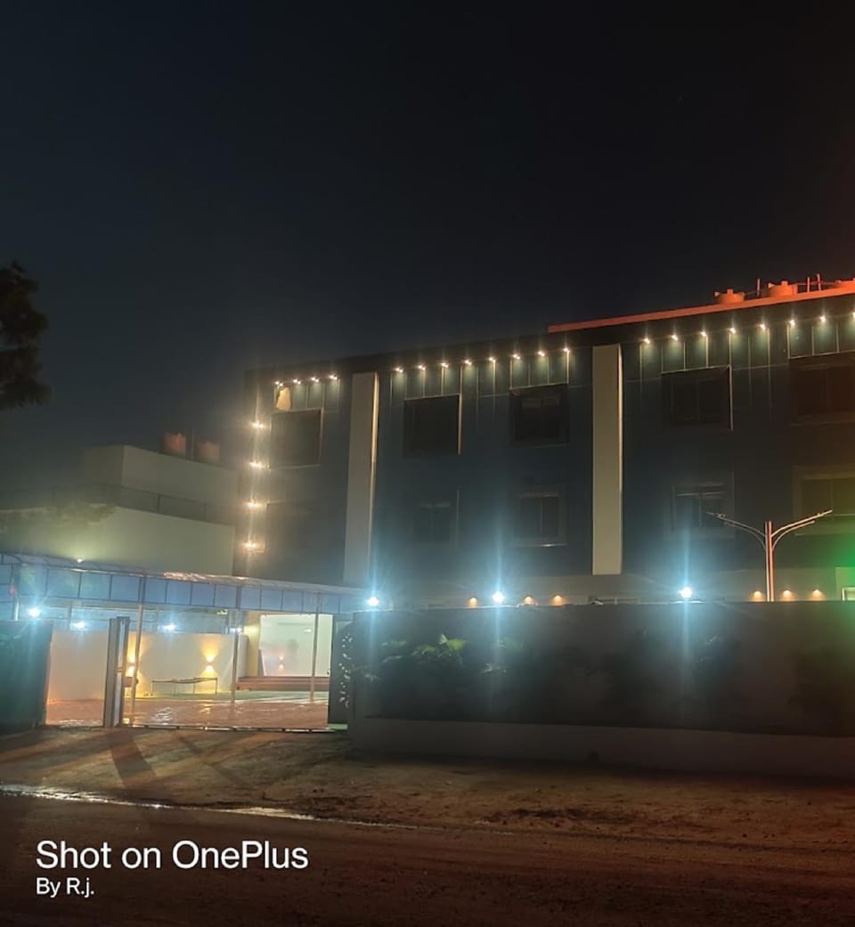 Hotel Dwarkesh and Restaurant Becharaji Hotel in Gujarat