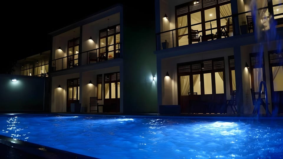 Swimming pool [outdoor]