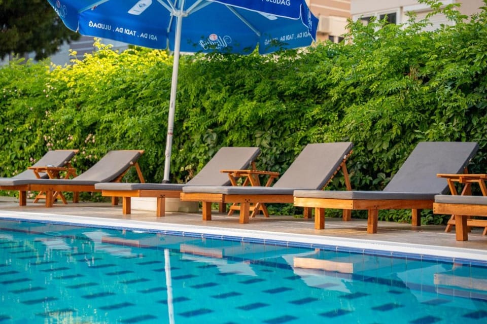 Swimming pool [outdoor]