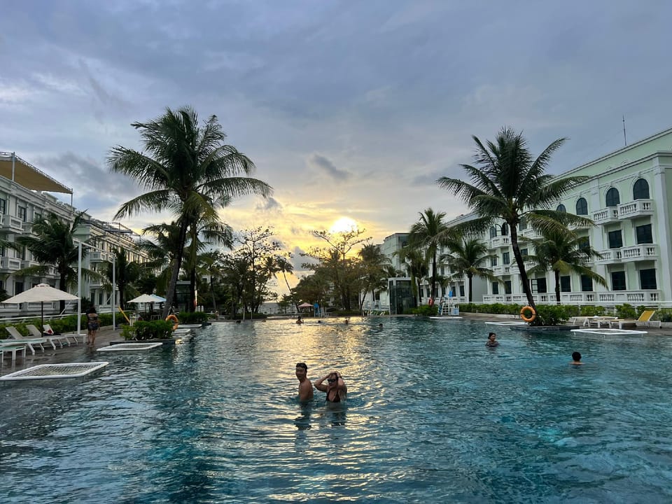 Swimming pool [outdoor]