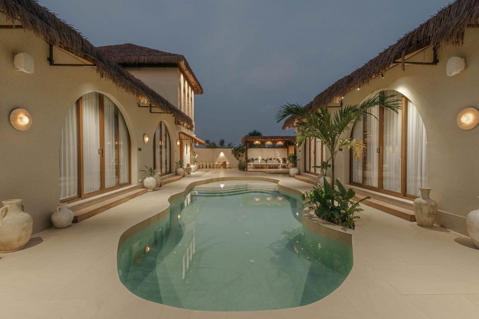 Swimming pool [outdoor]