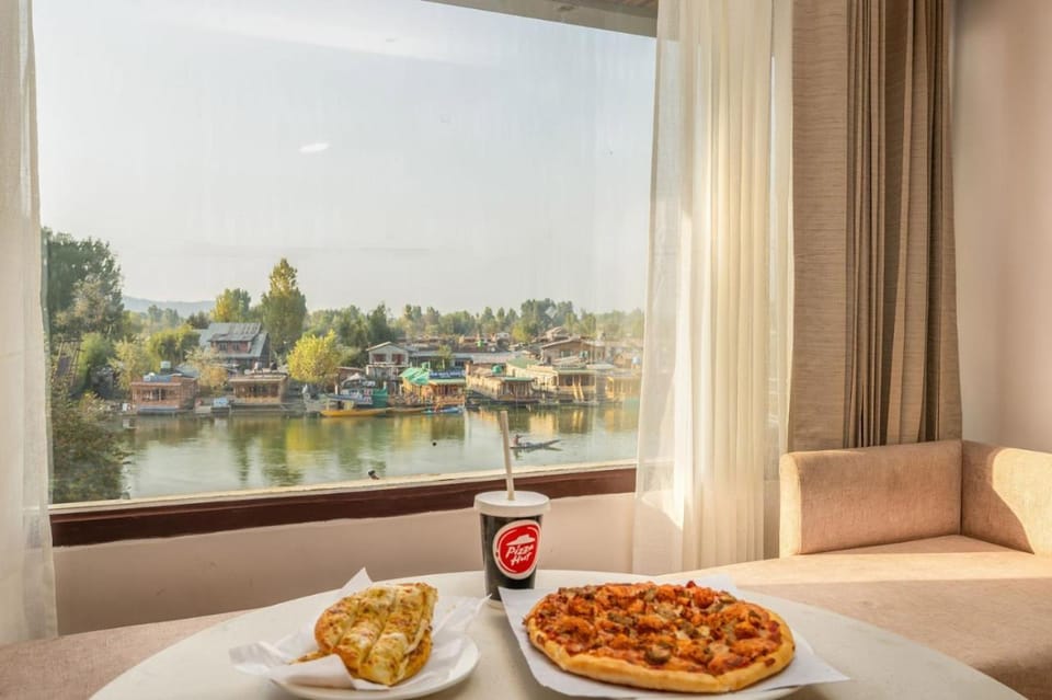 Hotel 11 Boulevard - Dal Lake View Srinagar Hotel in India